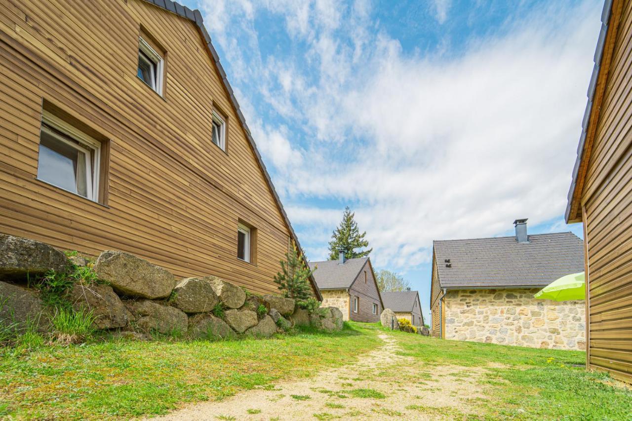 Village De Gites Les Chalets De L'Aubrac Aumont-Aubrac Exteriör bild